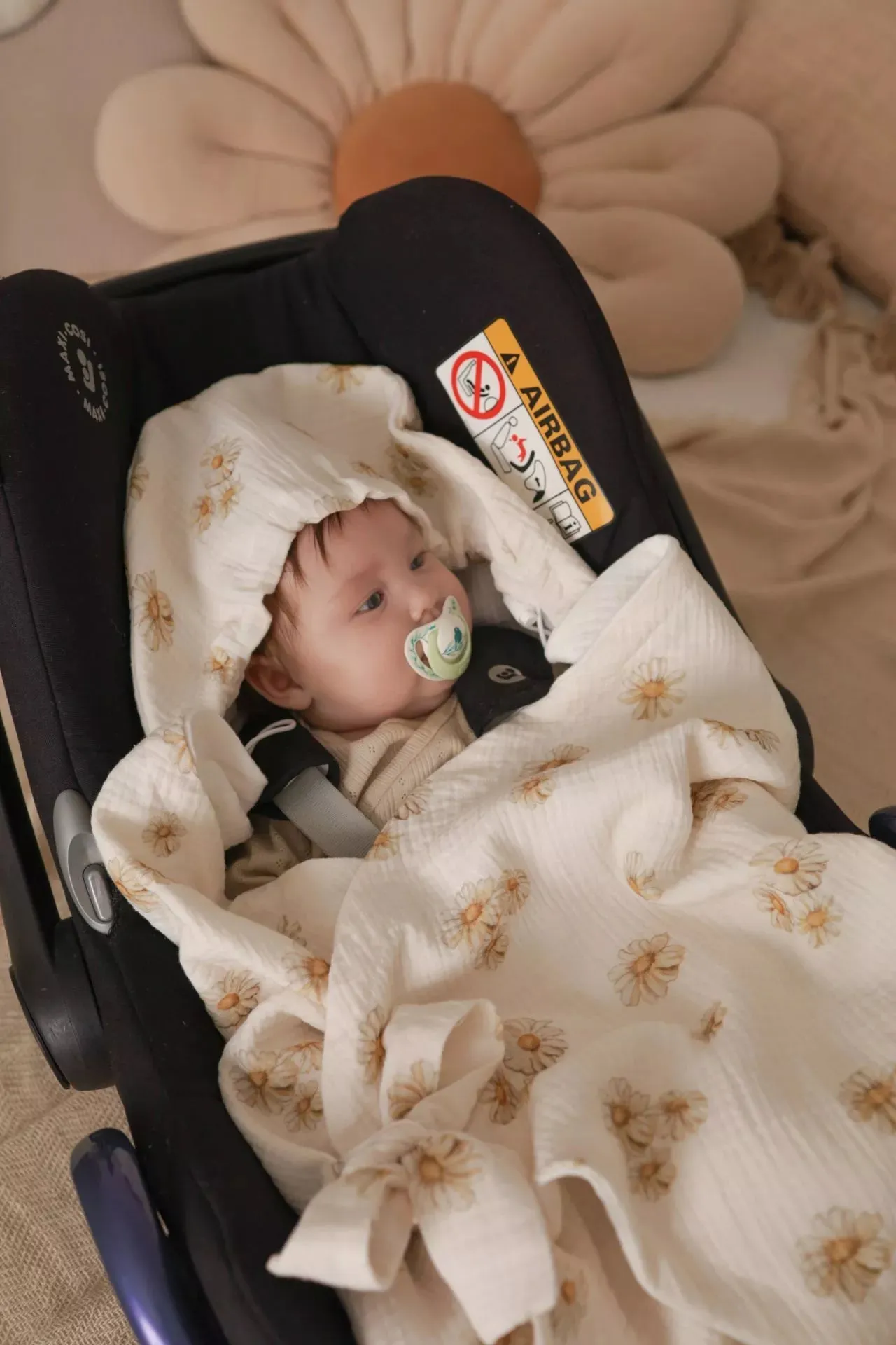 Summer Car Seat Blanket - 100% Muslin Cotton - Daisies