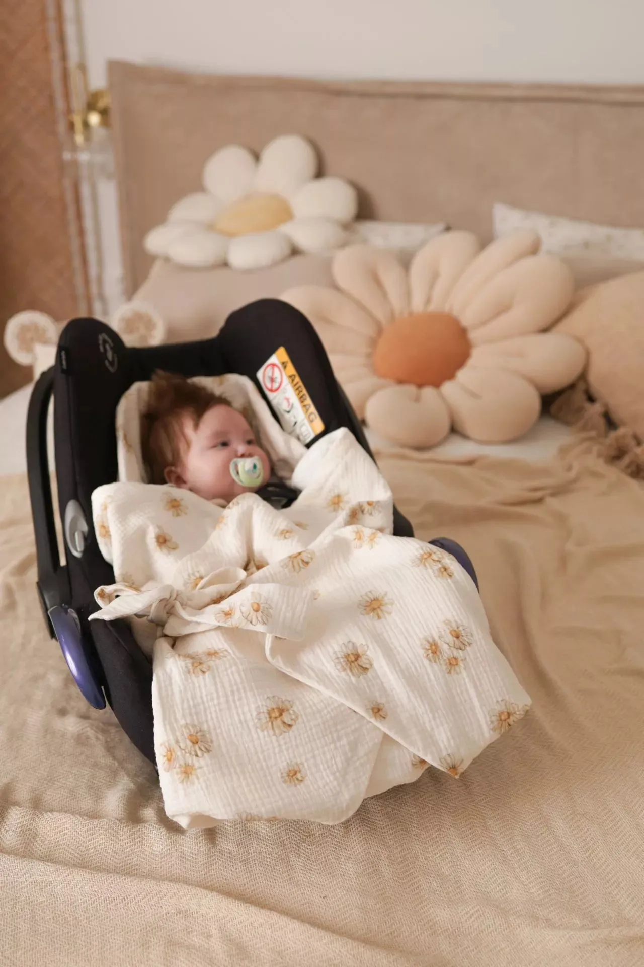 Summer Car Seat Blanket - 100% Muslin Cotton - Daisies